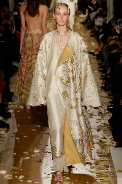 Look 27